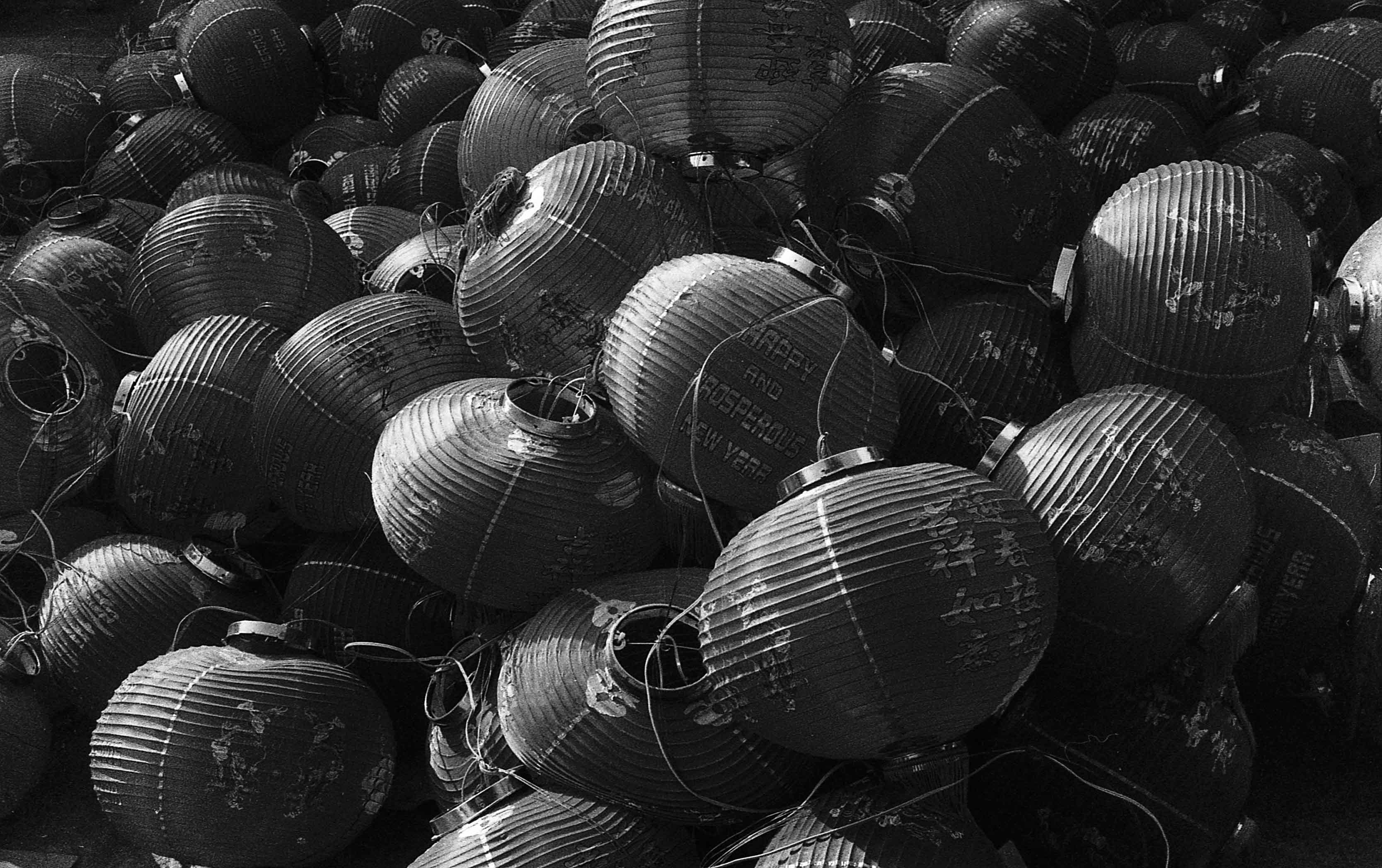 Documentary photography Bangkok Chinatown — temple ritual light street documentary visual storytelling Thailand